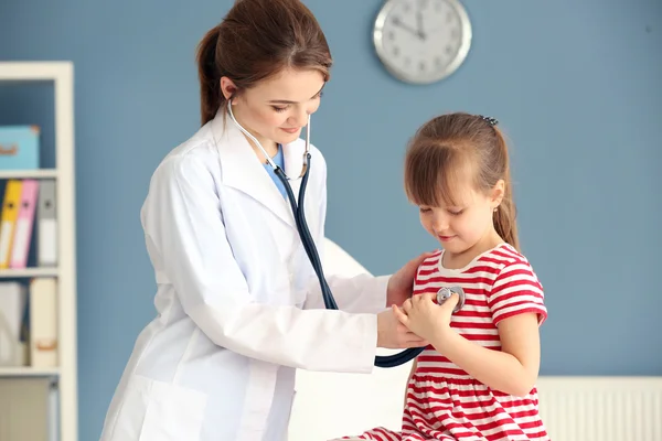 Médico examinando menina — Fotografia de Stock