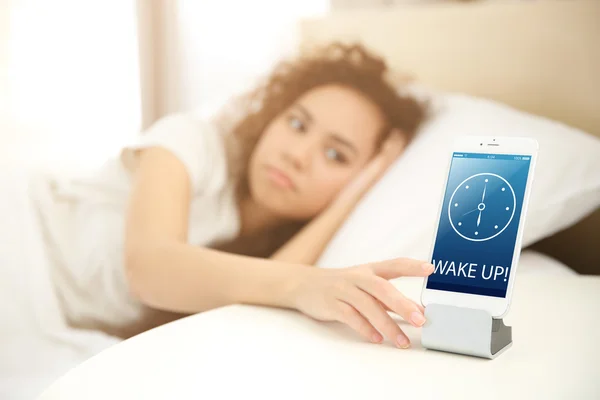 Flicka stänga av väckarklockan — Stockfoto