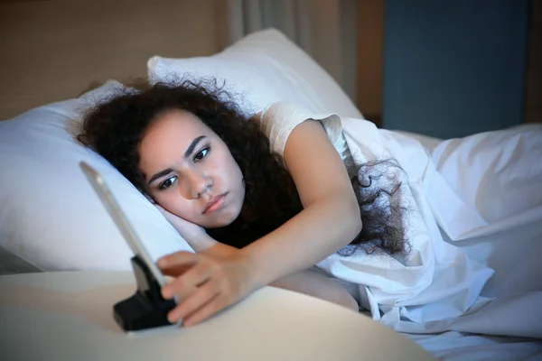 Menina bonita na cama — Fotografia de Stock