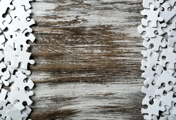 Quebra-cabeças na mesa de madeira — Fotografia de Stock