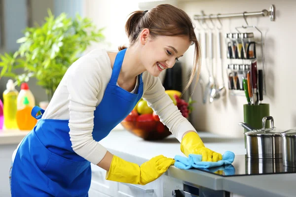 Kobieta myje piekarnik — Zdjęcie stockowe