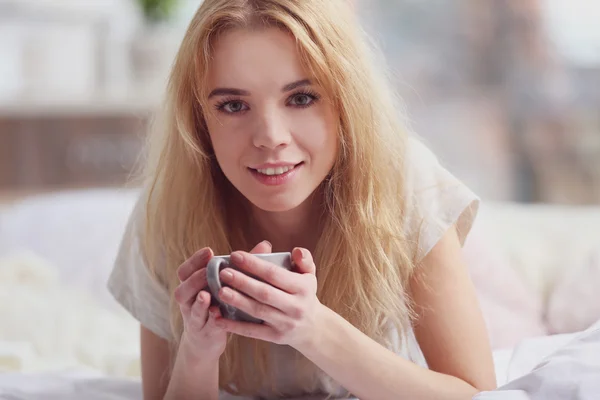 Chica rubia en un pijama — Foto de Stock