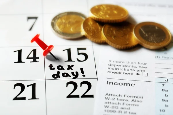 Tax day written and pinned in a calender — Stock Photo, Image