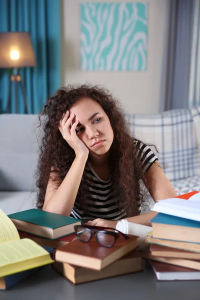 Estudante cansado com livros em casa — Fotografia de Stock