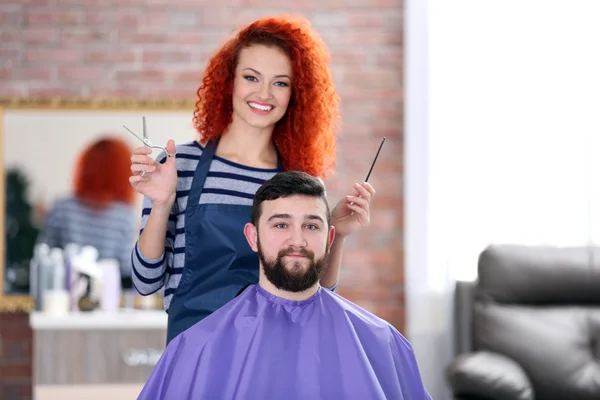 Coiffeur professionnel faisant une nouvelle coupe de cheveux — Photo