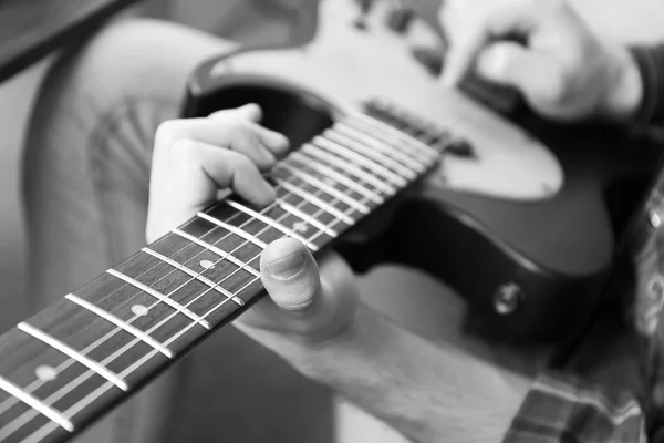 Jovem com guitarra — Fotografia de Stock