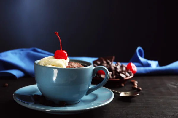 Bolo de chocolate em caneca azul — Fotografia de Stock