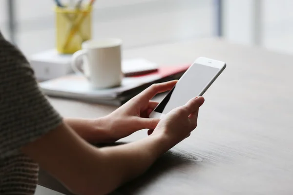 Hände mit Mobiltelefon — Stockfoto