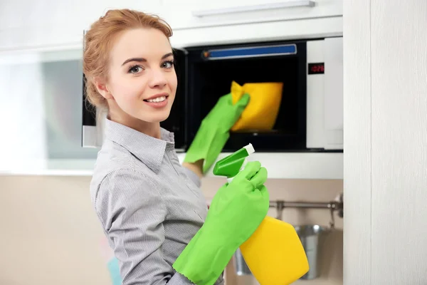Žena čištění mikrovlnné — Stock fotografie