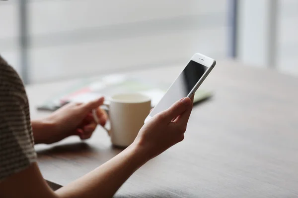 Hände mit Mobiltelefon — Stockfoto