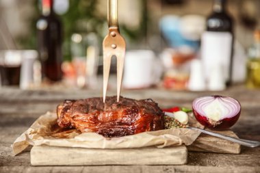 kavrulmuş domuz biftek  