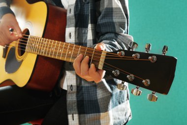 gitar çalan müzisyen