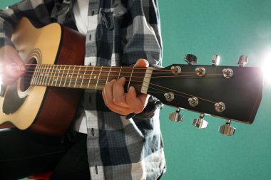 gitar çalan müzisyen