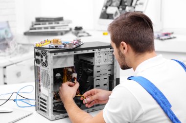 Genç repairer hizmet merkezi