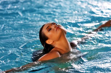 Yüzme havuzundaki kadın