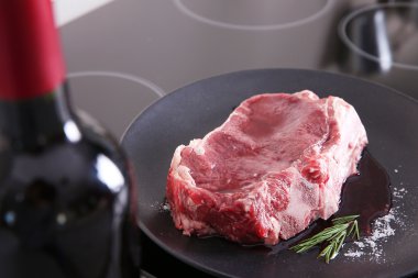 pişmemiş domuz biftek 