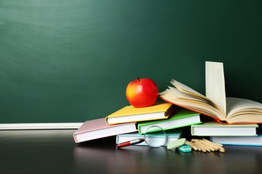 Okul kitapları üstünde okul sırası