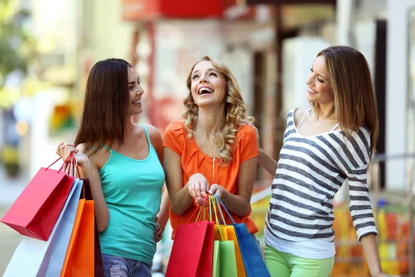 Donne con borse della spesa — Foto Stock