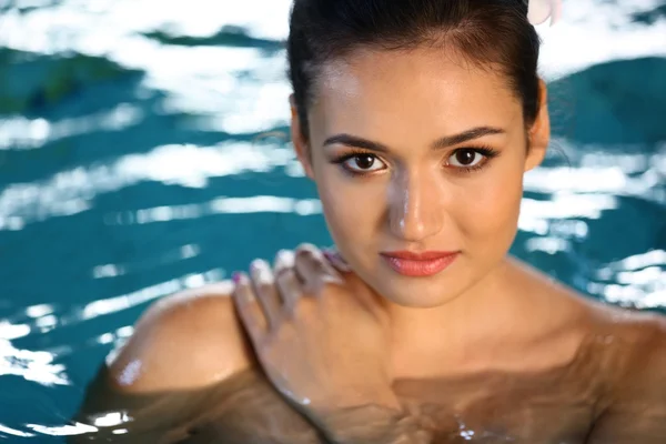 Donna in piscina — Foto Stock