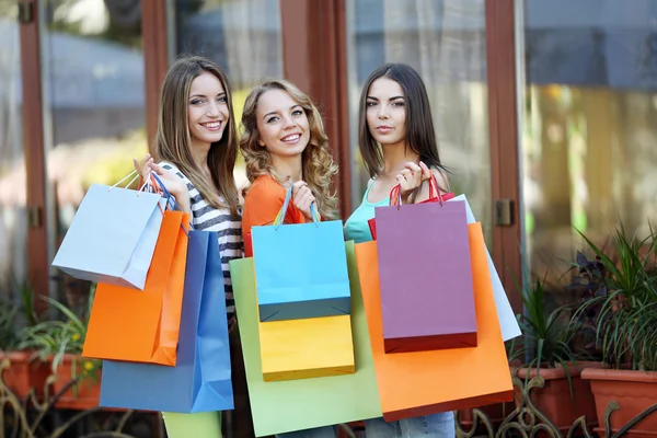 Ženy s nákupními taškami — Stock fotografie