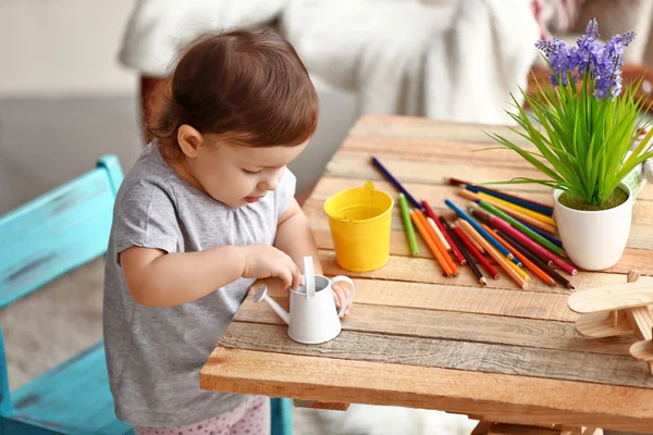 Niña jugando con juguetes — Foto de Stock