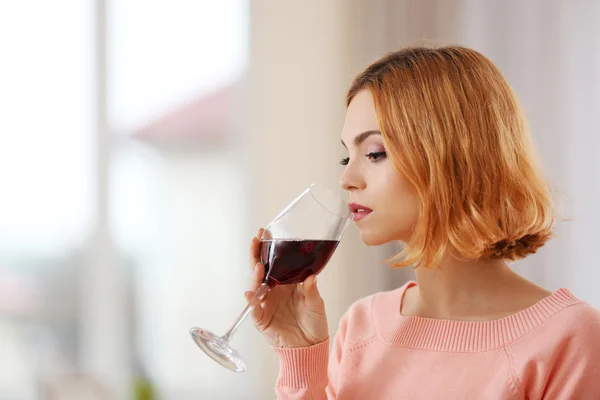 Junge Frau mit Glas — Stockfoto