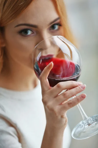 Junge Frau mit Glas — Stockfoto