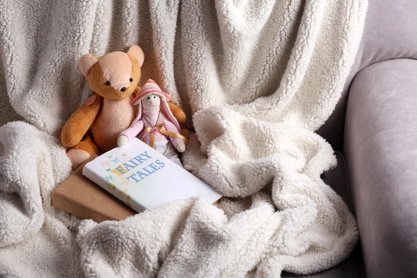 Brinquedos Rag com contos de fadas livros — Fotografia de Stock