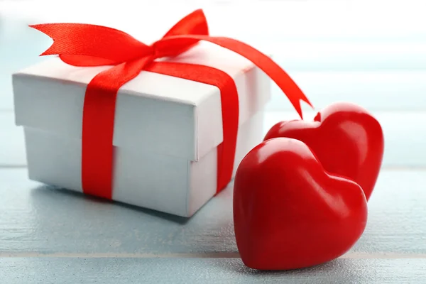 Gift box and decorative hearts — Stock Photo, Image