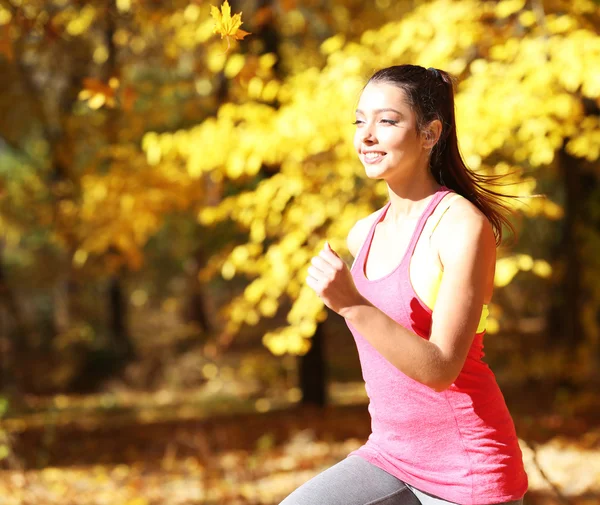 Junge schöne Frau beim Joggen — Stockfoto