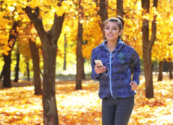 Jeune belle femme courir — Photo