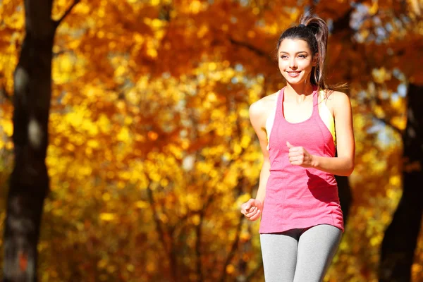 Jovem mulher bonita jogging — Fotografia de Stock