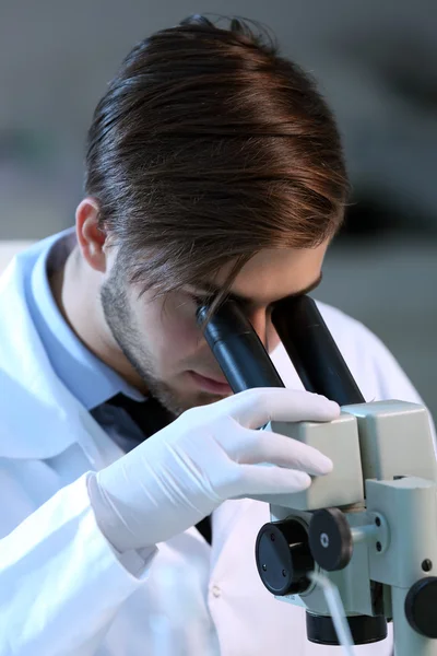 Clínico que estudia en laboratorio — Foto de Stock