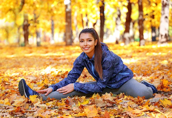 Spor egzersizleri yapıyor kadın — Stok fotoğraf