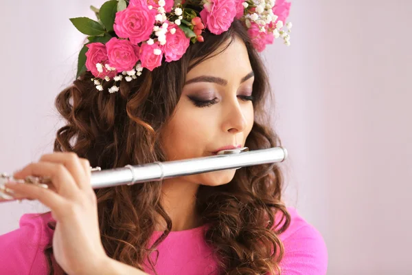 Mujer joven con flauta — Foto de Stock