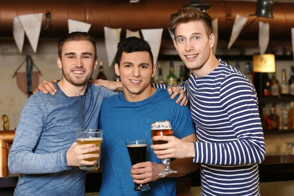 Grupo Jóvenes Que Pasan Tiempo Bar — Foto de Stock