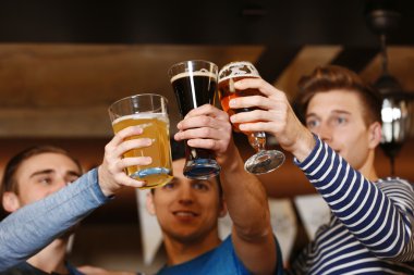 Bir grup genç insan vakit çubuk