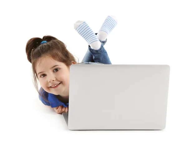 흰색 노트북을 분리 한 어린 소녀 — 스톡 사진