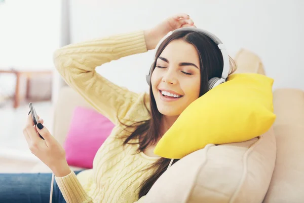 Vrouw met koptelefoon luisteren naar muziek — Stockfoto