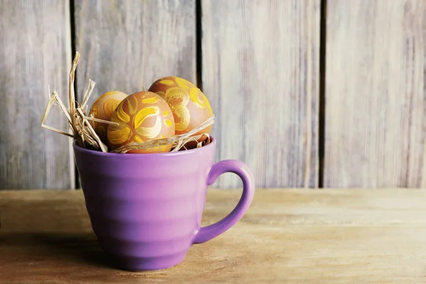 Huevos de Pascua en taza — Foto de Stock