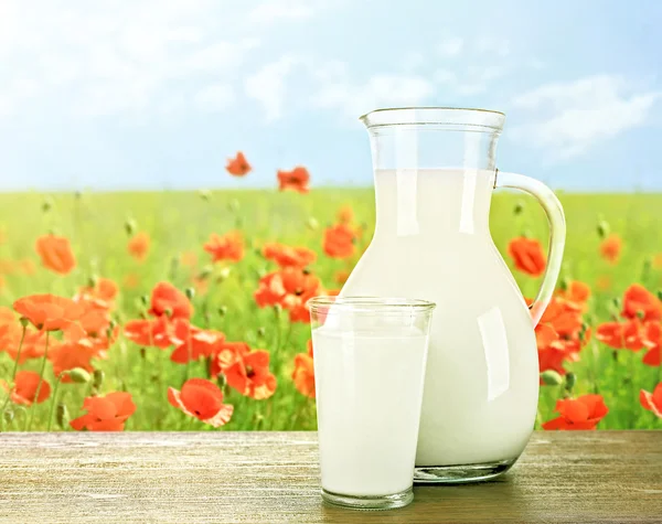 Jarra, vaso de leche —  Fotos de Stock