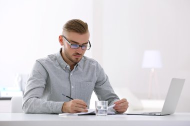 İşadamı dizüstü bilgisayarla çalışıyor