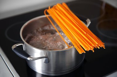 Makarna ve kaynayan tencere