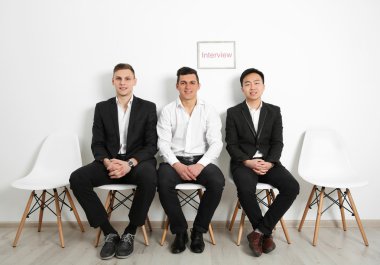 görüşme için bekleyen adamları