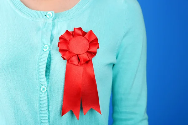Woman with award ribbon — Stock Photo, Image
