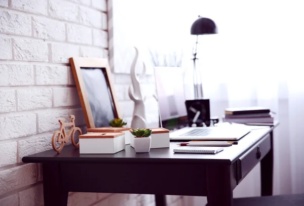 Local de trabalho com laptop na mesa — Fotografia de Stock