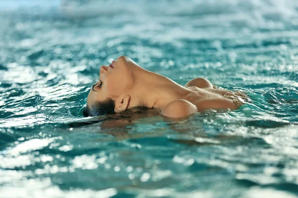 Mujer en la piscina — Foto de Stock