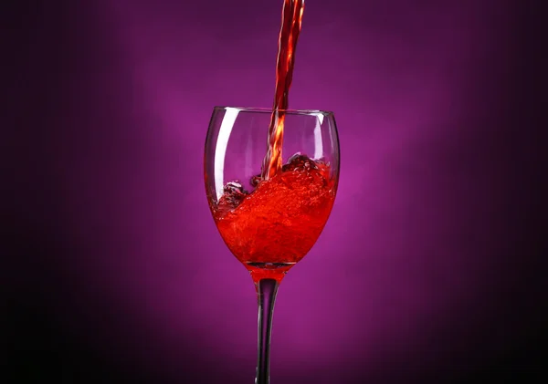 Вино наливая в бокал — стоковое фото