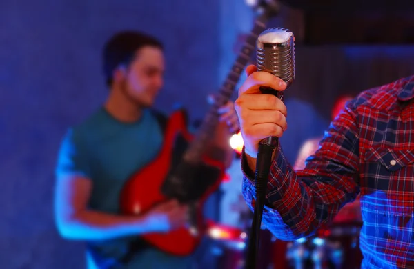 Männliche Hand Hält Mikrofon Auf Der Bühne — Stockfoto
