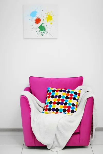Рожеве крісло з ковдрою — стокове фото